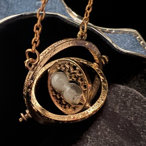Harry Potter Time Turner necklace - Picture 3 of 4